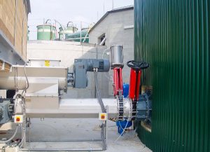 AGB Biogas - biomass transport screw conveyors with bottom loading